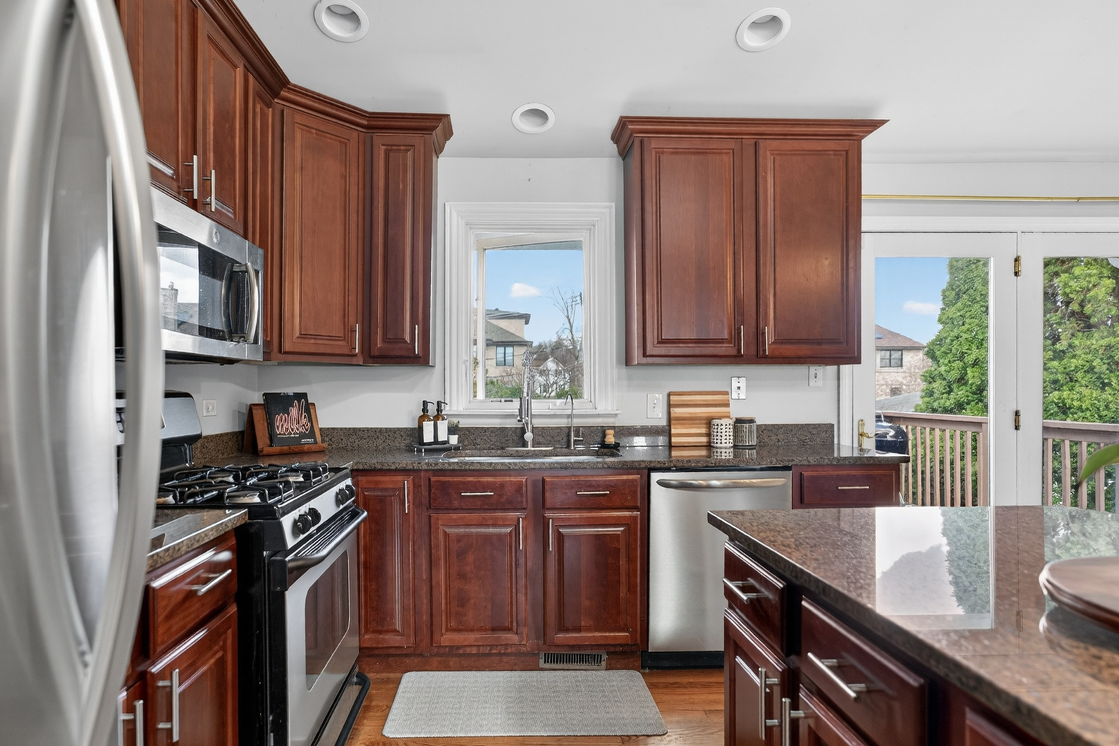 547 S Poplar Avenue, Elmhurst, IL 60126