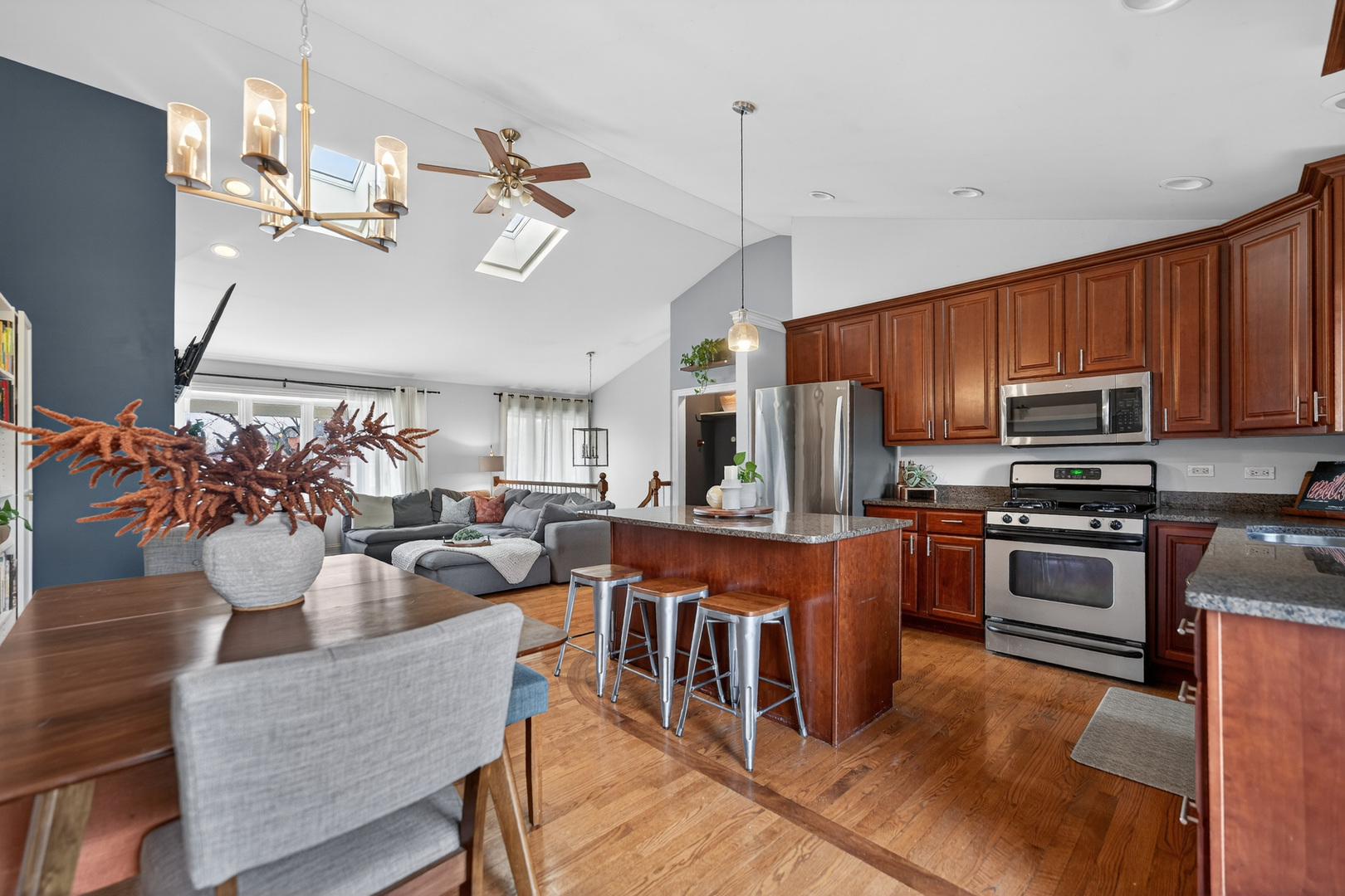 547 S Poplar Avenue, Elmhurst, IL 60126