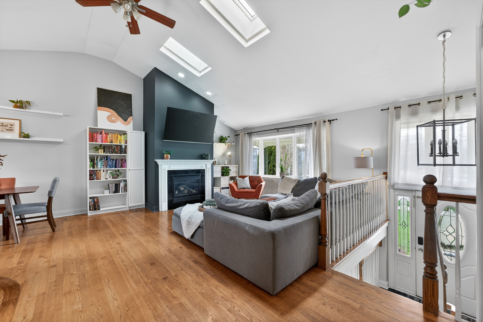 547 S Poplar Avenue, Elmhurst, IL 60126