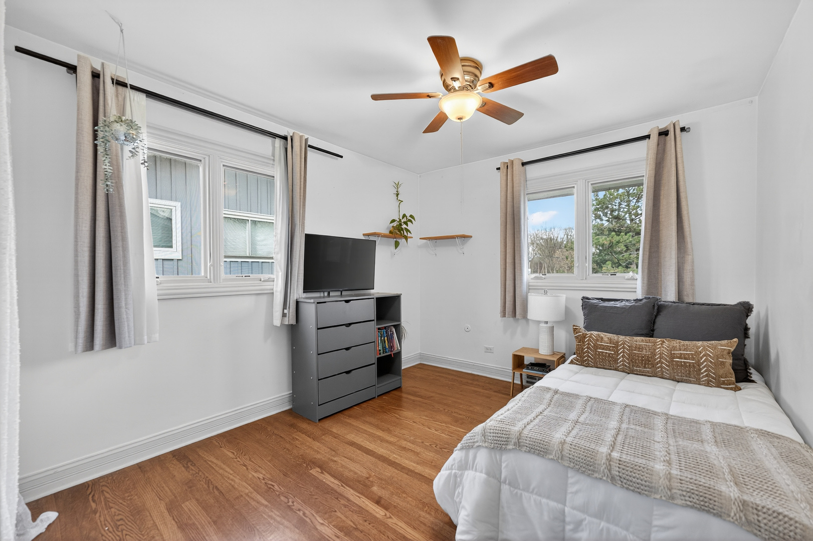 547 S Poplar Avenue, Elmhurst, IL 60126