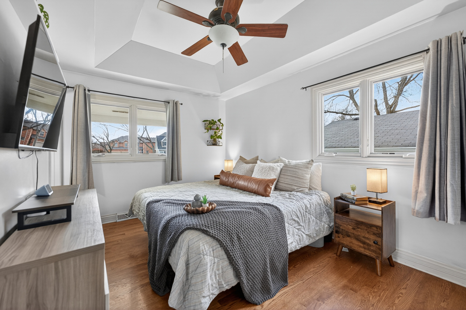 547 S Poplar Avenue, Elmhurst, IL 60126