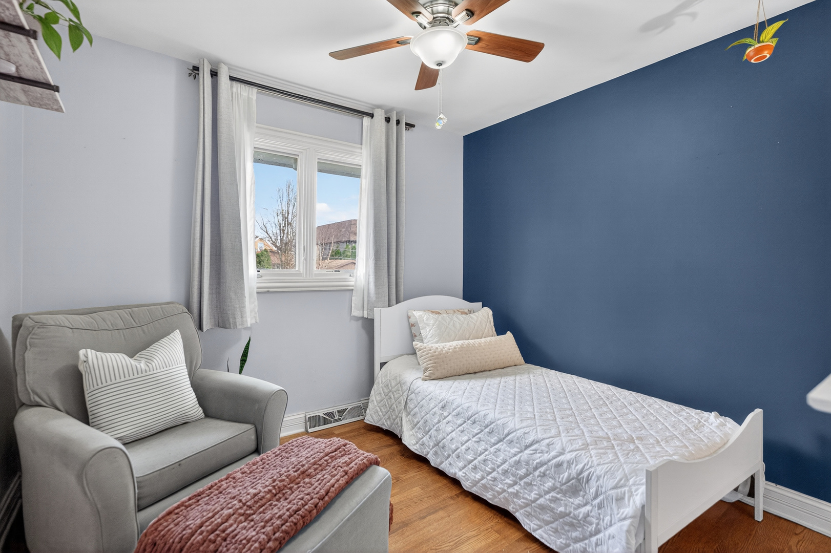 547 S Poplar Avenue, Elmhurst, IL 60126