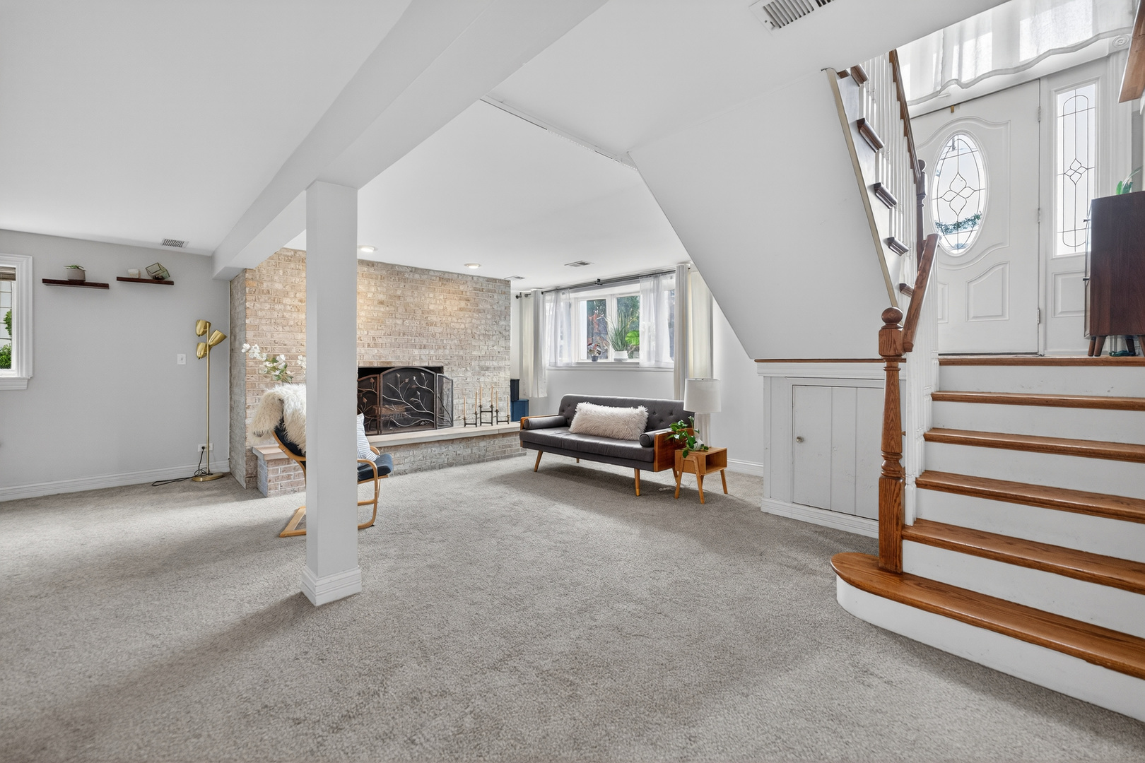 547 S Poplar Avenue, Elmhurst, IL 60126