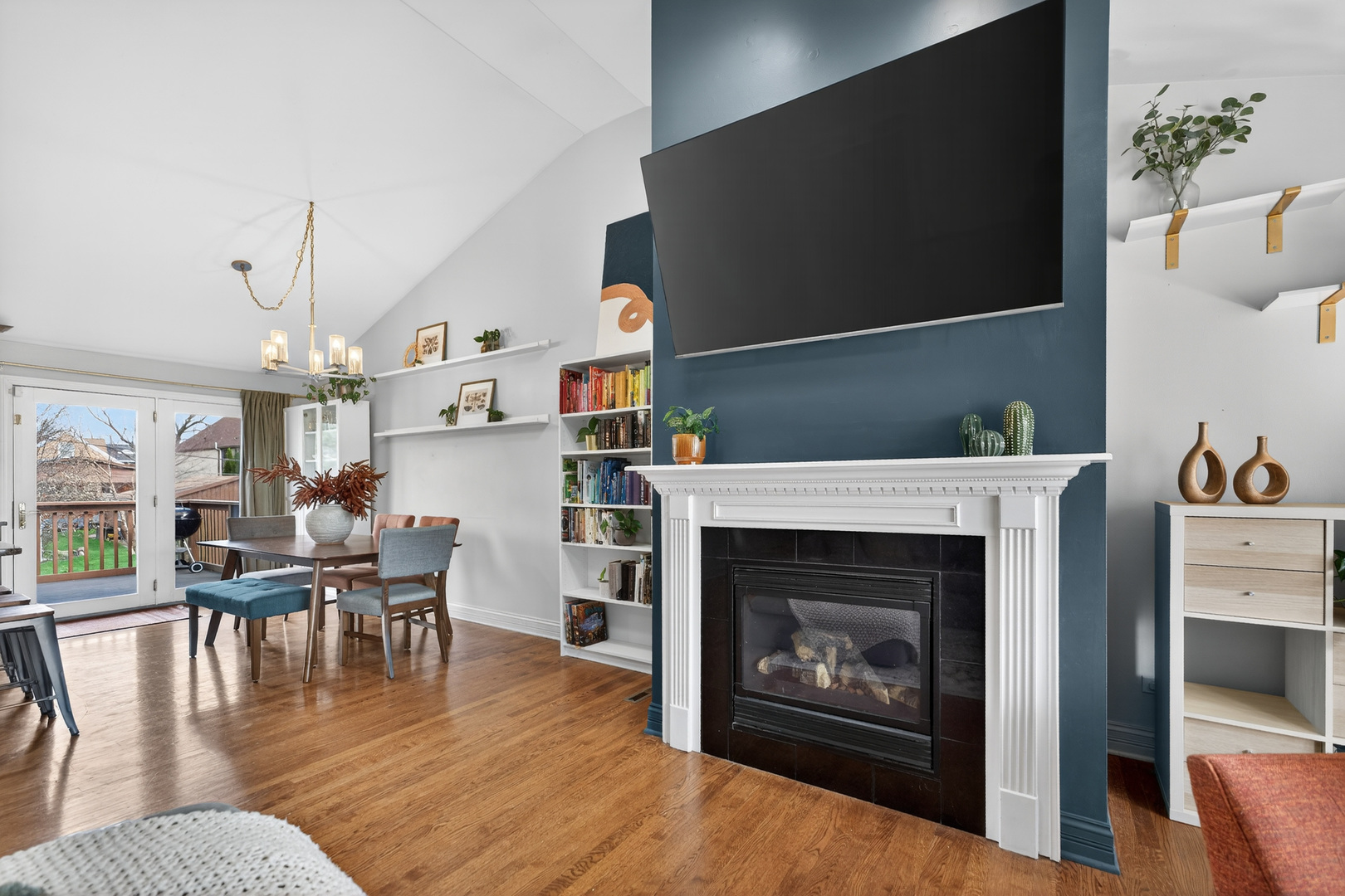 547 S Poplar Avenue, Elmhurst, IL 60126