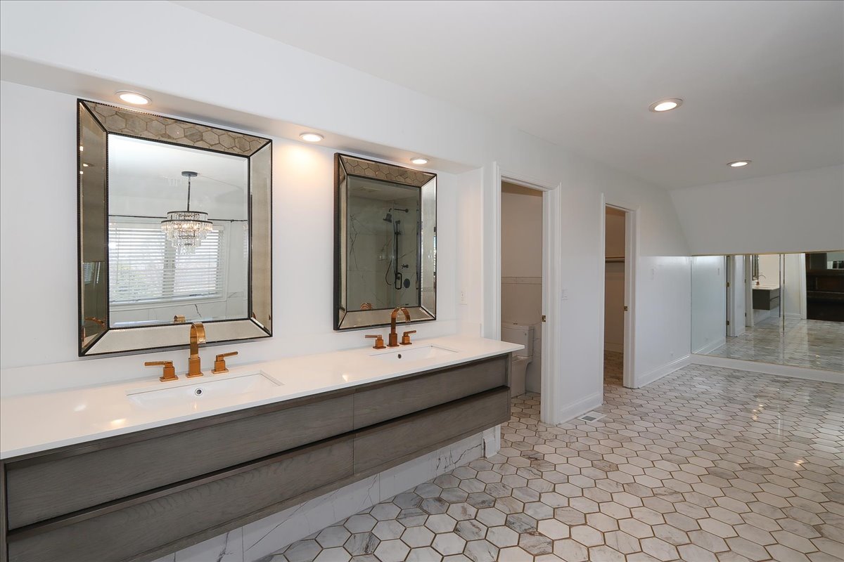 5N523 E Lakeview Circle, St. Charles, IL 60175