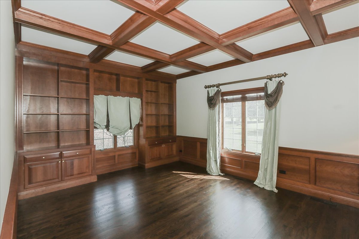 5N523 E Lakeview Circle, St. Charles, IL 60175