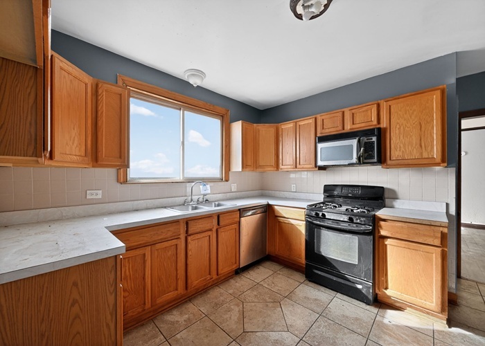 833 S 21st Avenue, Maywood, IL 60153