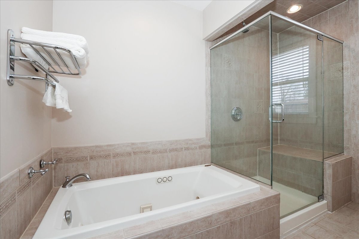 354 Hawthorne Boulevard, Glen Ellyn, IL 60137