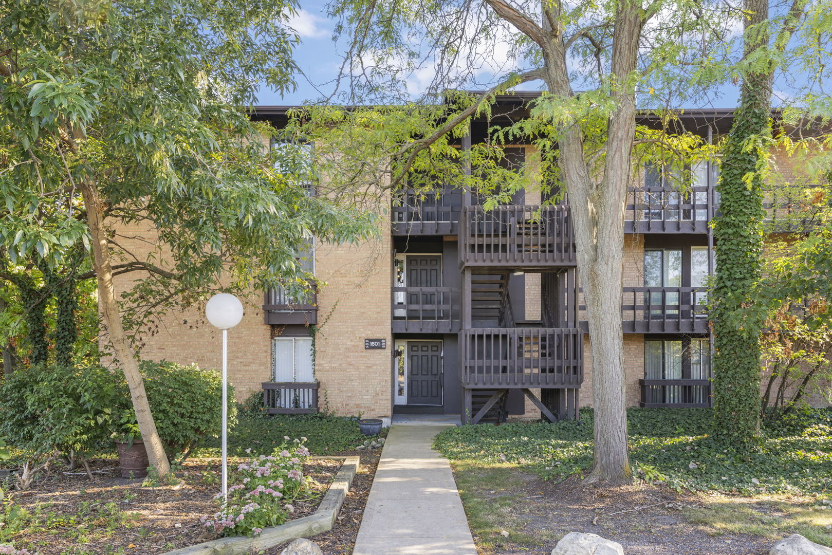 1601 Maple Terrace #1B, Lisle, IL 60532