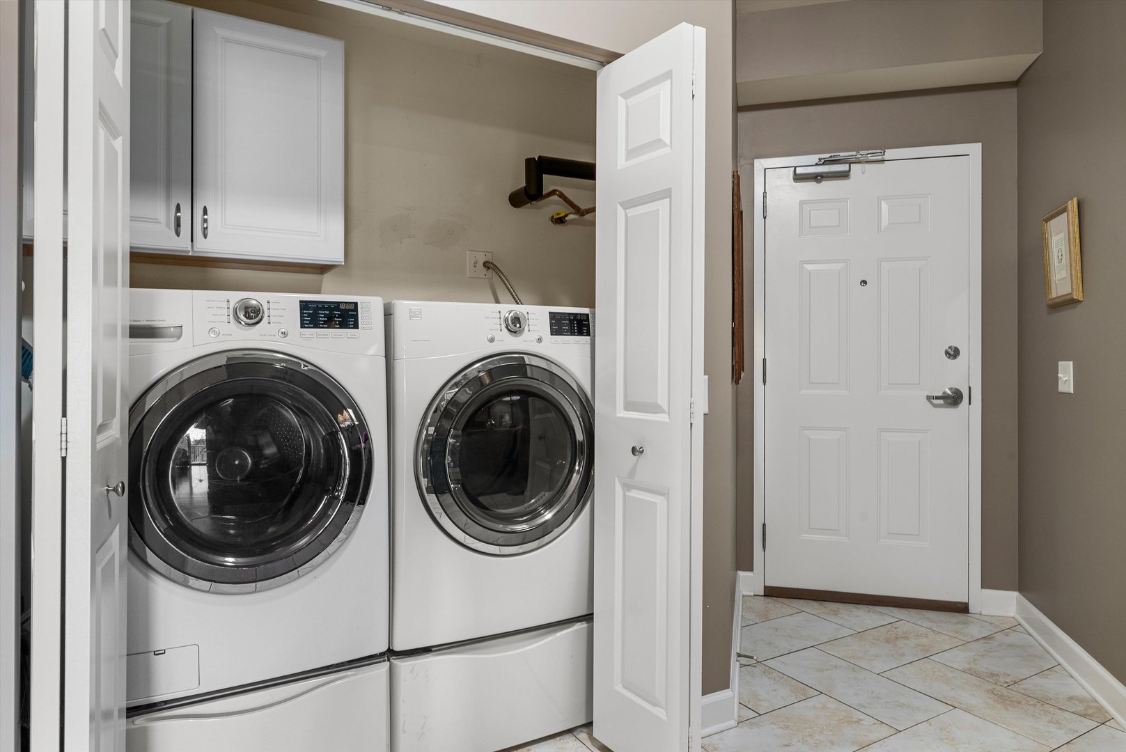 10 N GILBERT Street #314, South Elgin, IL 60177