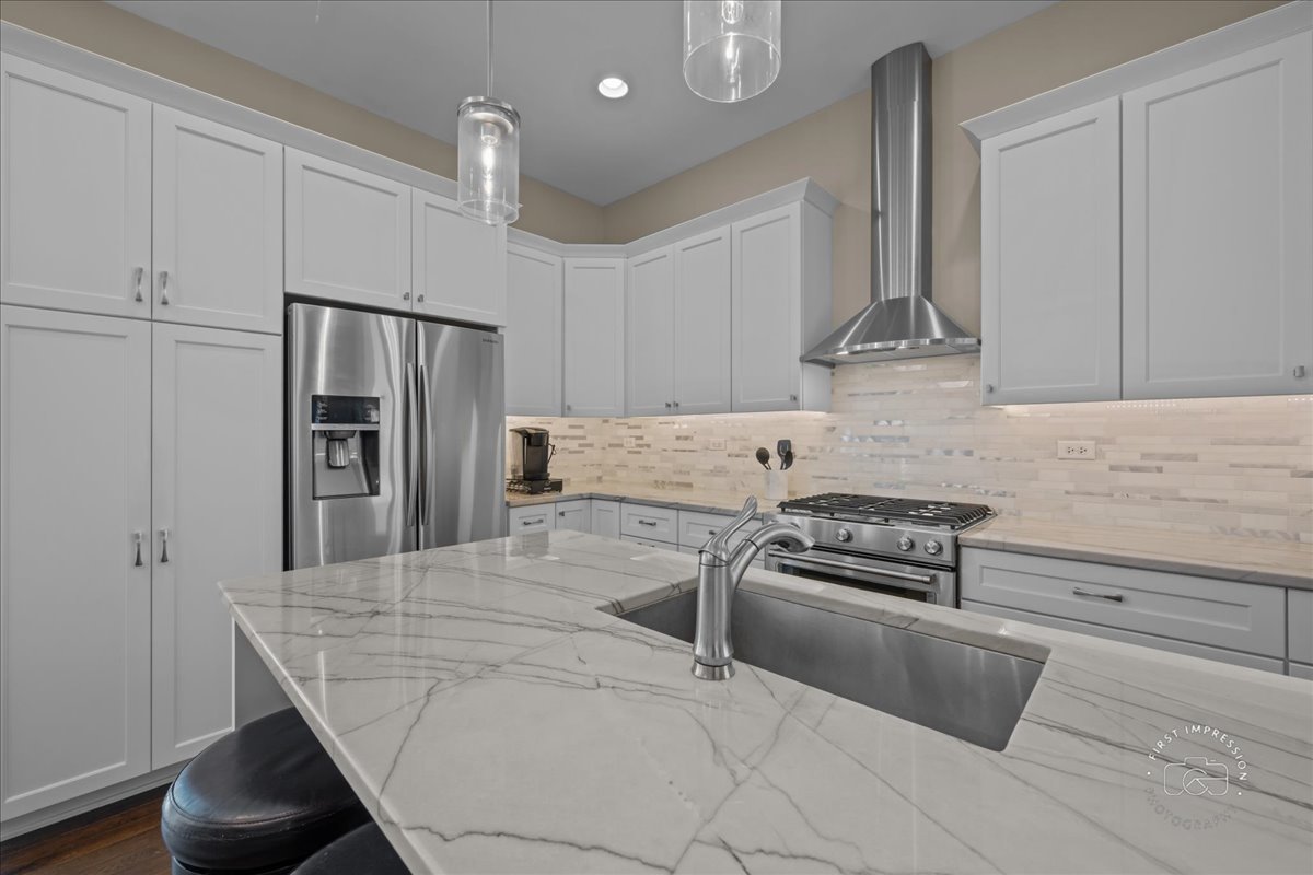 1018 Ravendale Court, Naperville, IL 60540