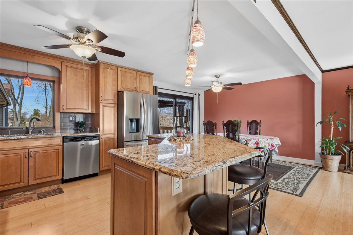 906 E Streamwood Boulevard, Streamwood, IL 60107