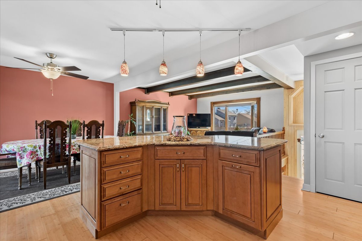 906 E Streamwood Boulevard, Streamwood, IL 60107