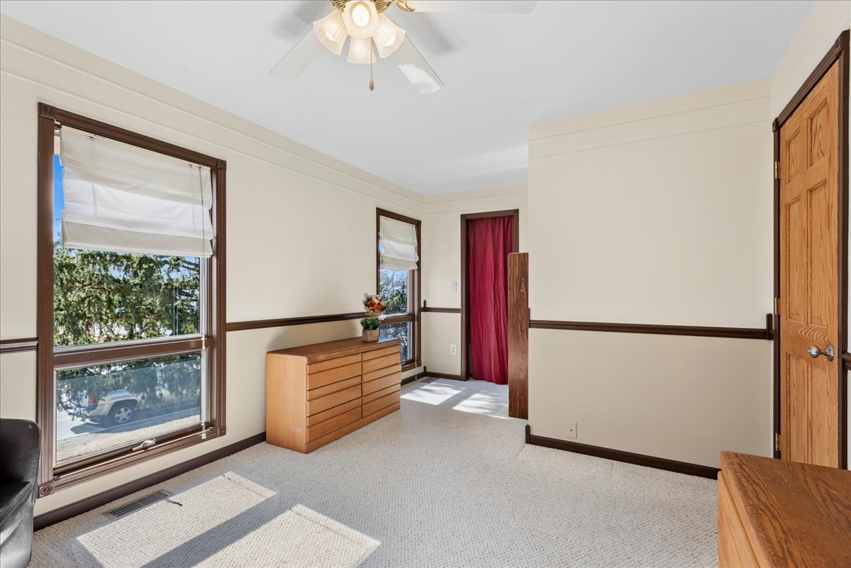 906 E Streamwood Boulevard, Streamwood, IL 60107