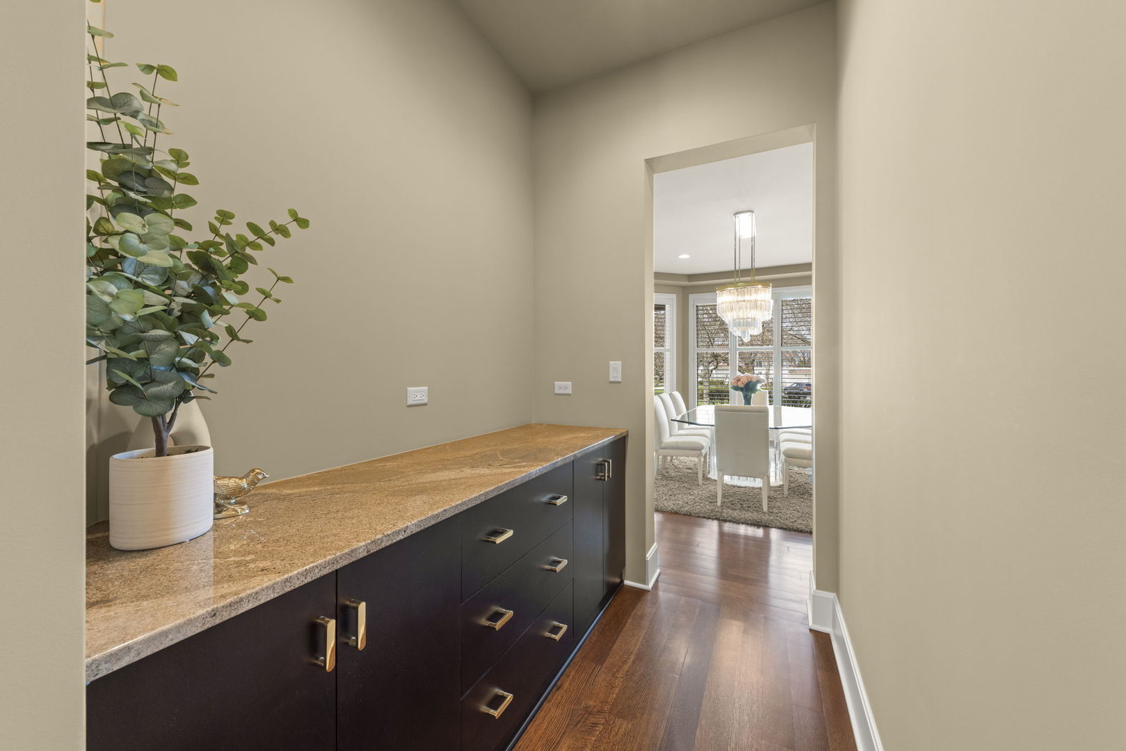 1807 Midwest Club Parkway, Oak Brook, IL 60523