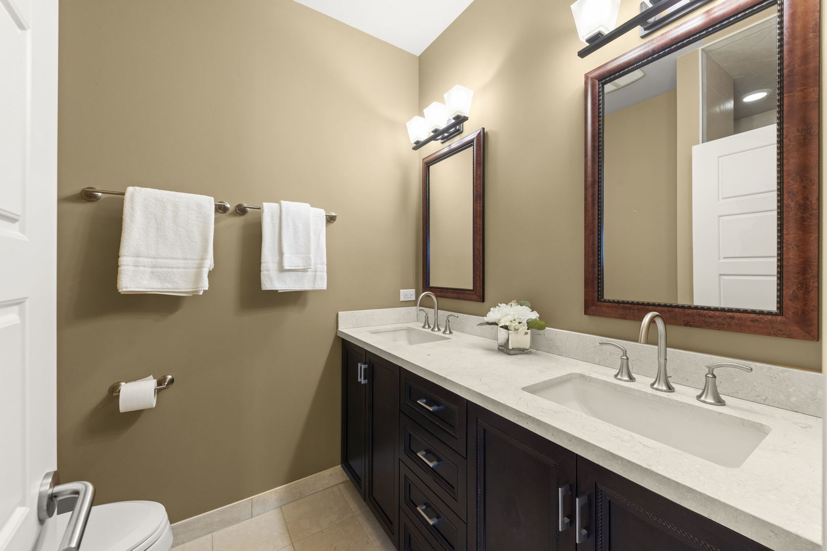 1807 Midwest Club Parkway, Oak Brook, IL 60523