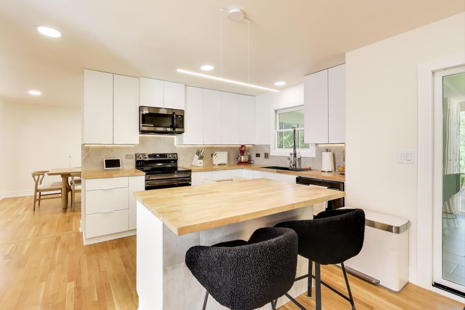 405 Windham Trail, Carpentersville, IL 60110