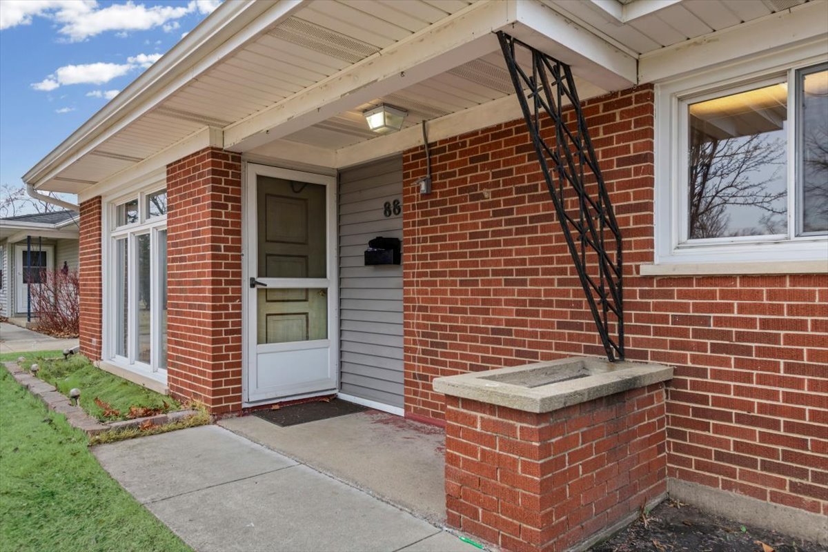 88 W Wayne Place, Wheeling, IL 60090