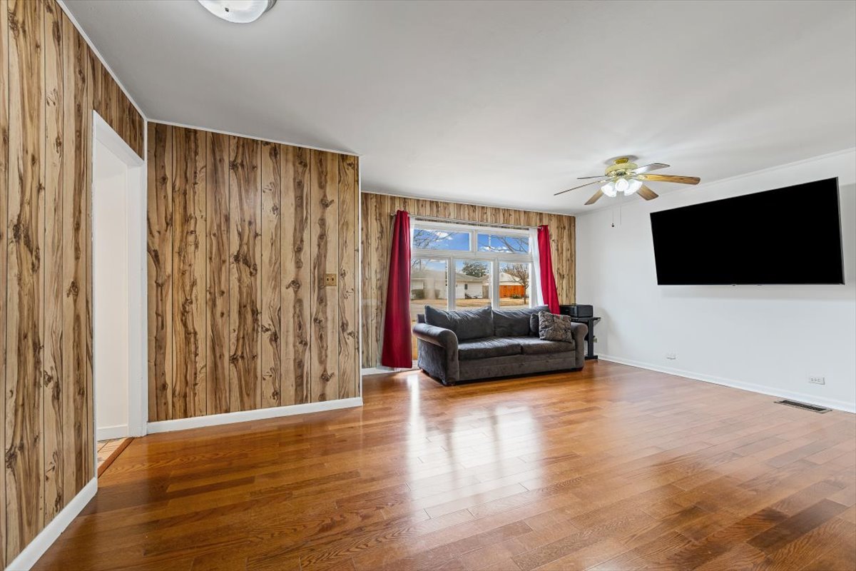 88 W Wayne Place, Wheeling, IL 60090