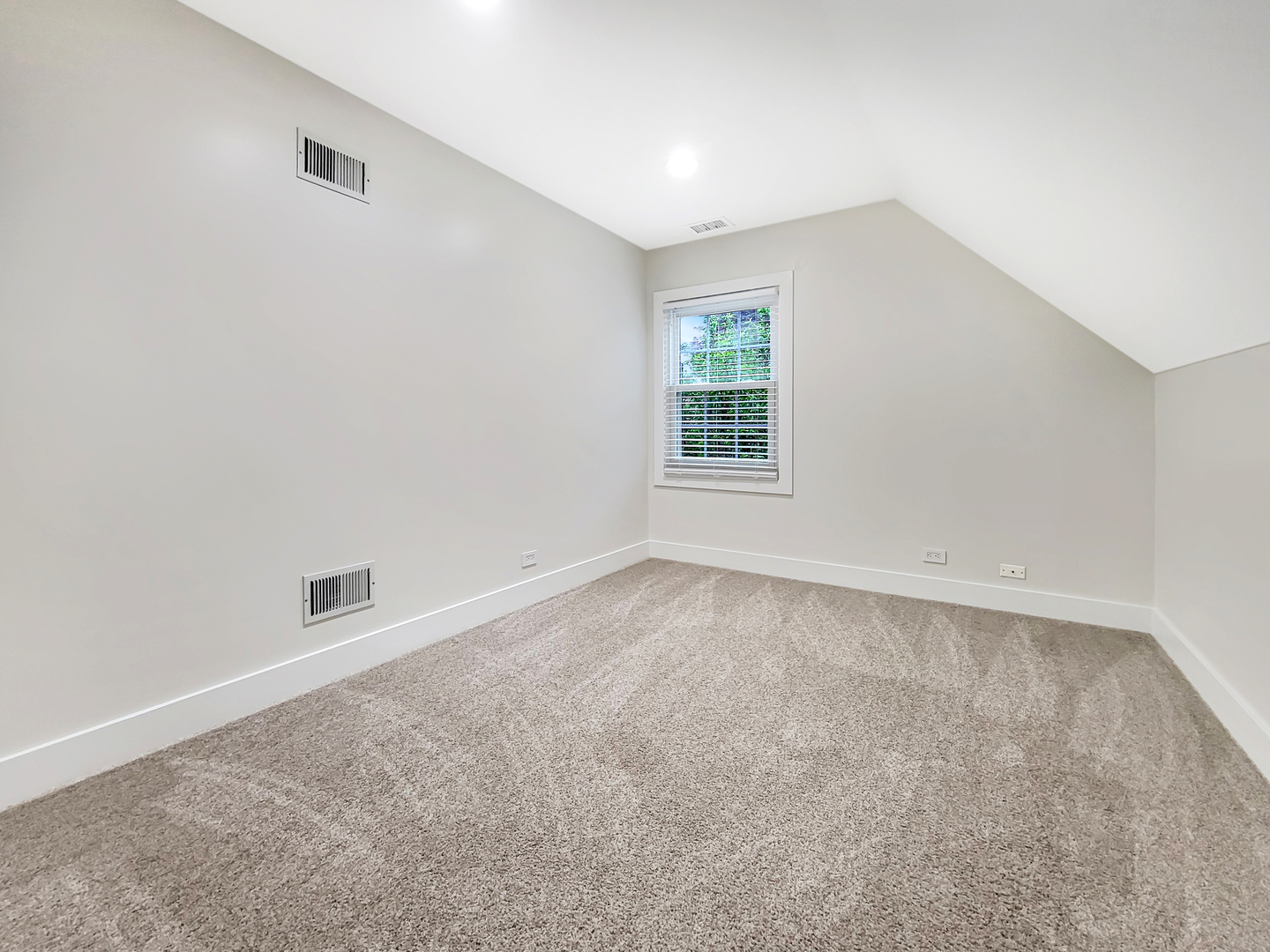 401 S 4th Avenue, Libertyville, IL 60048