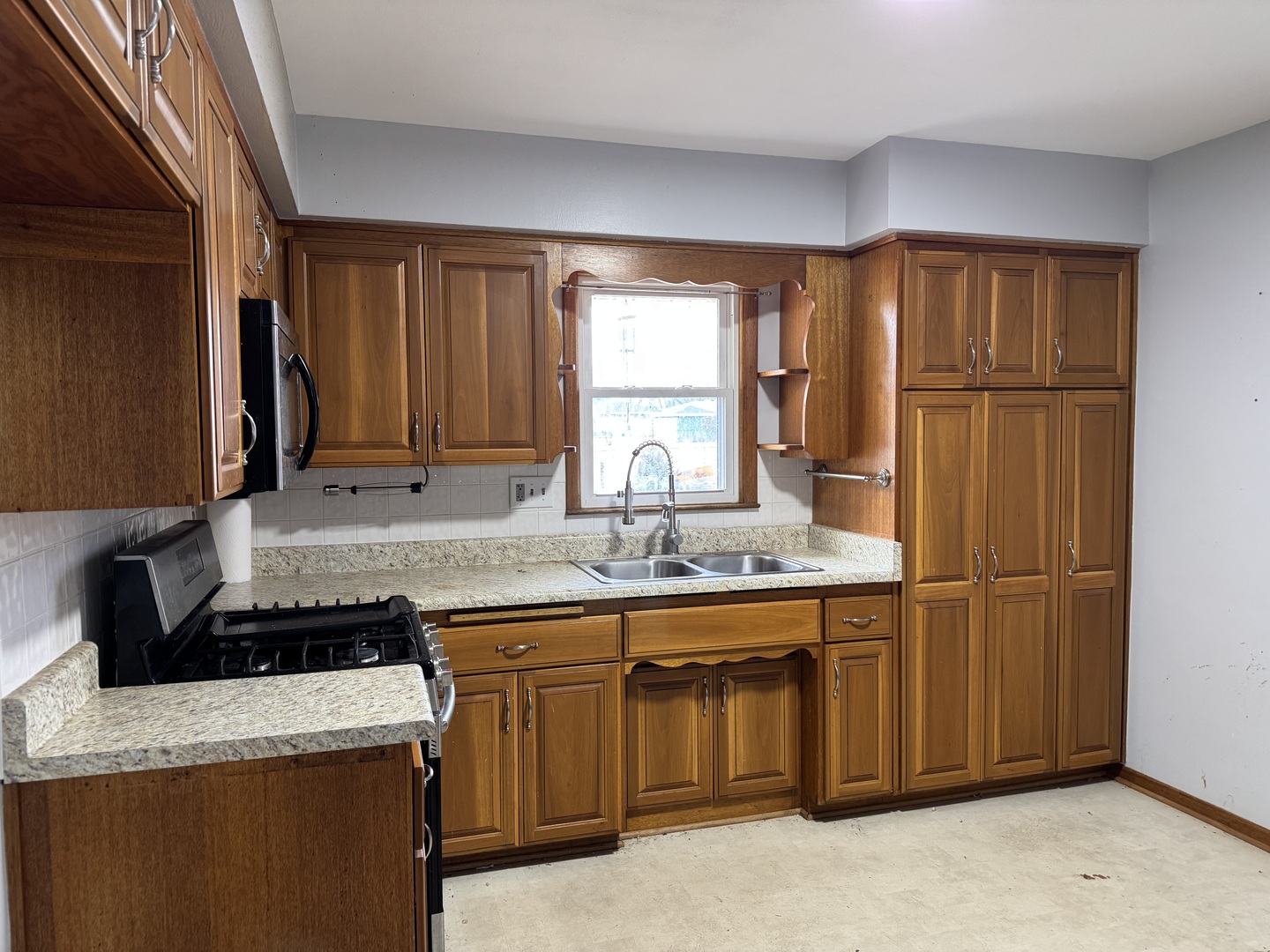 1988 S Bend Road, Rockford, IL 61109