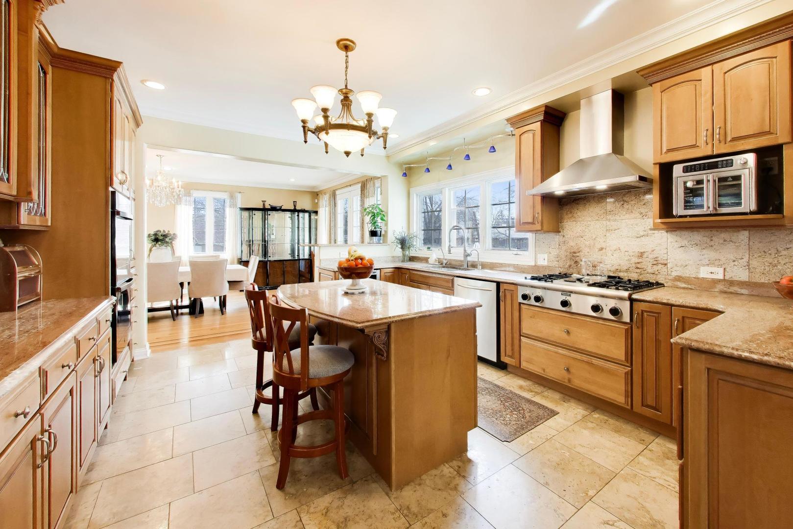 6642 N Kilbourn Avenue, Lincolnwood, IL 60712