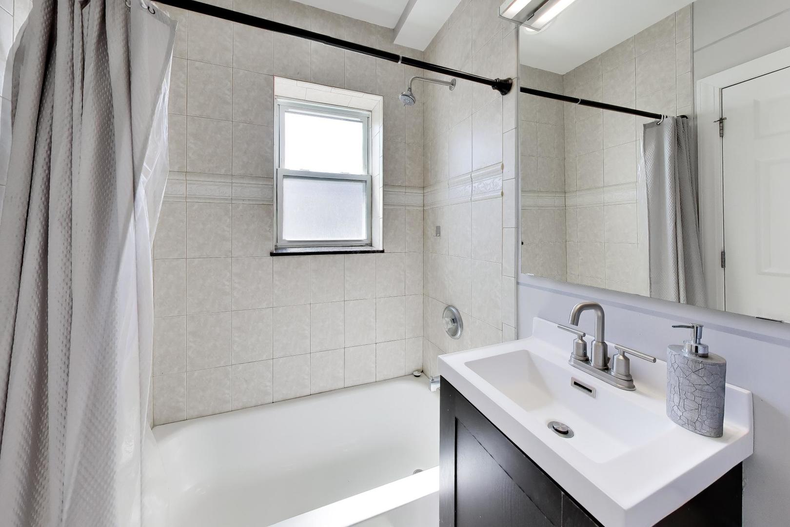 4722 N Kenneth Avenue #3W, Chicago, IL 60630