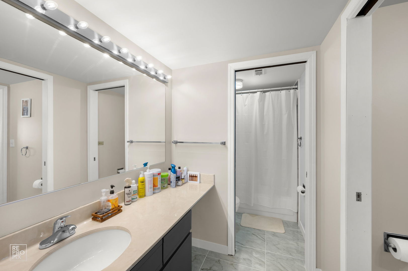 6820 Joliet Road #11, Indian Head Park, IL 60525