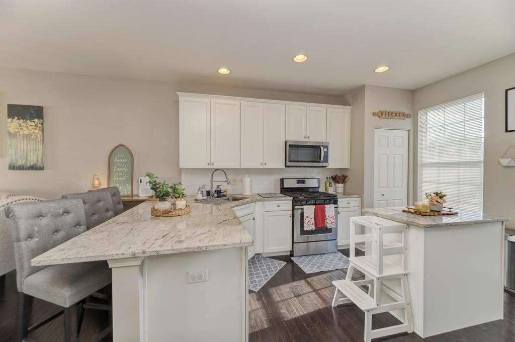 1499 Deer Pointe Drive, South Elgin, IL 60177