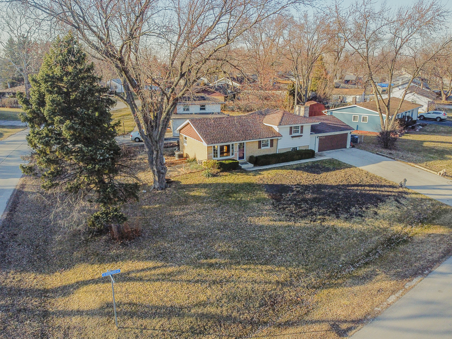 7802 Warwick Avenue, Darien, IL 60561