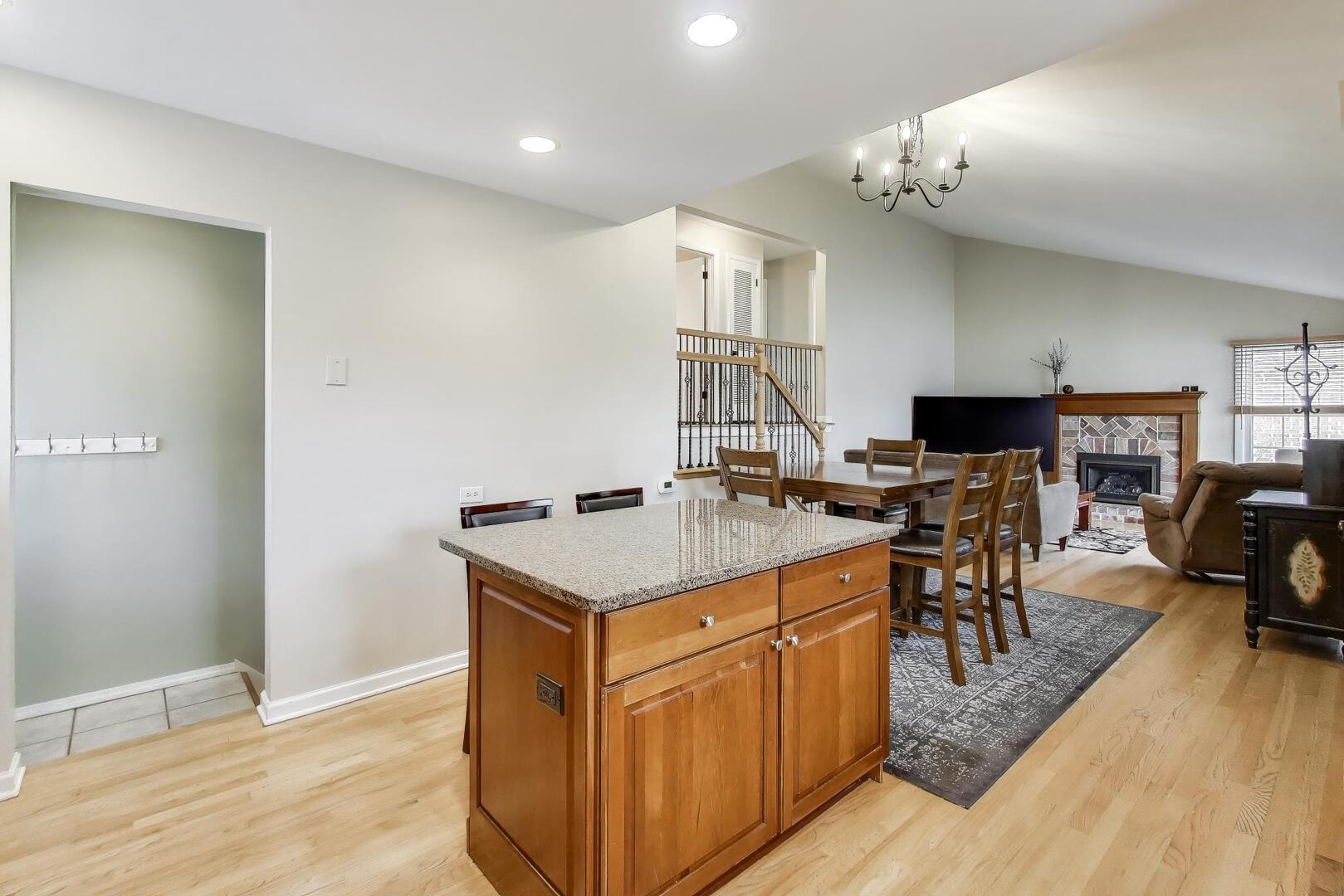 713 S William Street, Mount Prospect, IL 60056