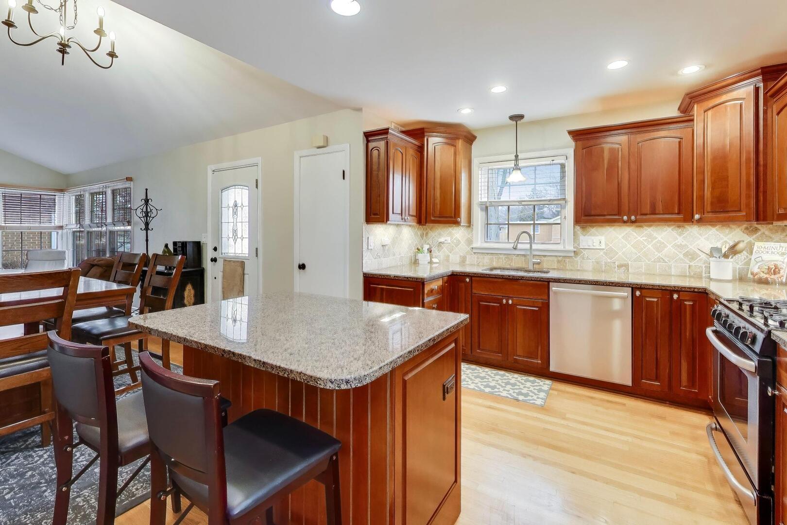 713 S William Street, Mount Prospect, IL 60056