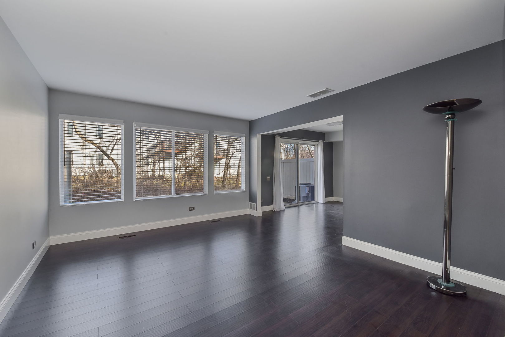 86 Cambridge Avenue, Streamwood, IL 60107