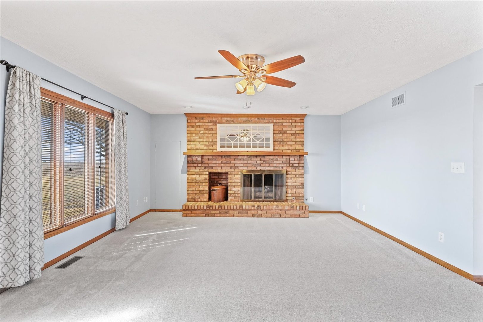 36215 E 200 North Road, Bellflower, IL 62174