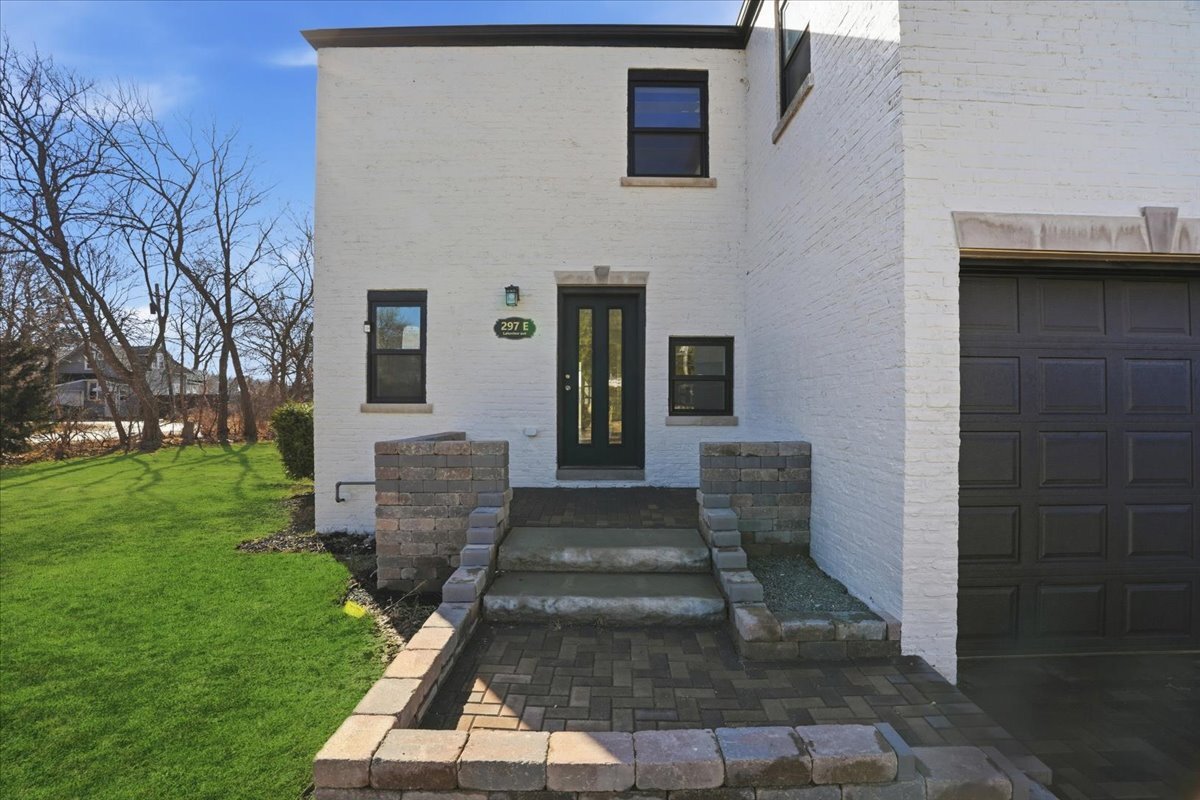 297 E Lakeview Avenue, Round Lake Beach, IL 60073