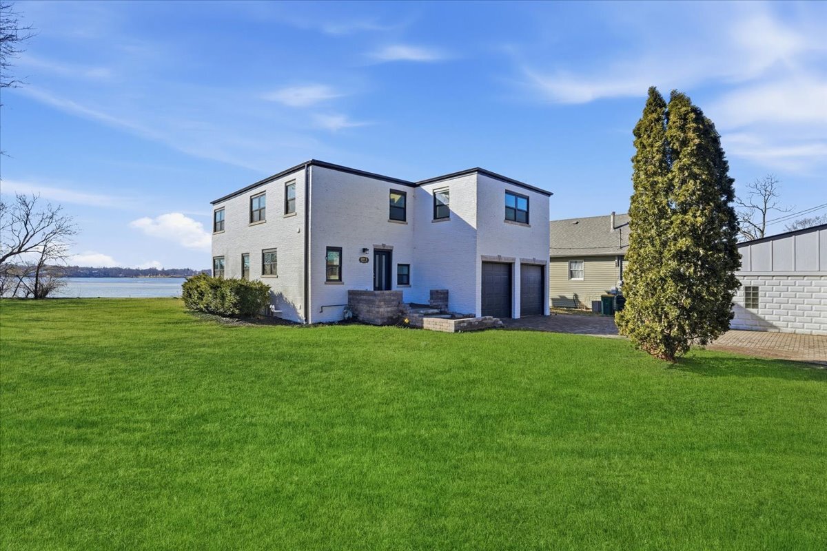 297 E Lakeview Avenue, Round Lake Beach, IL 60073