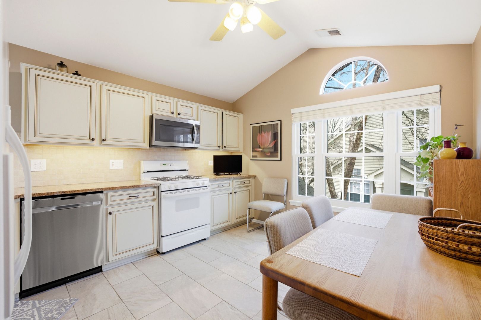 30W038 Willow Lane #D, Warrenville, IL 60555