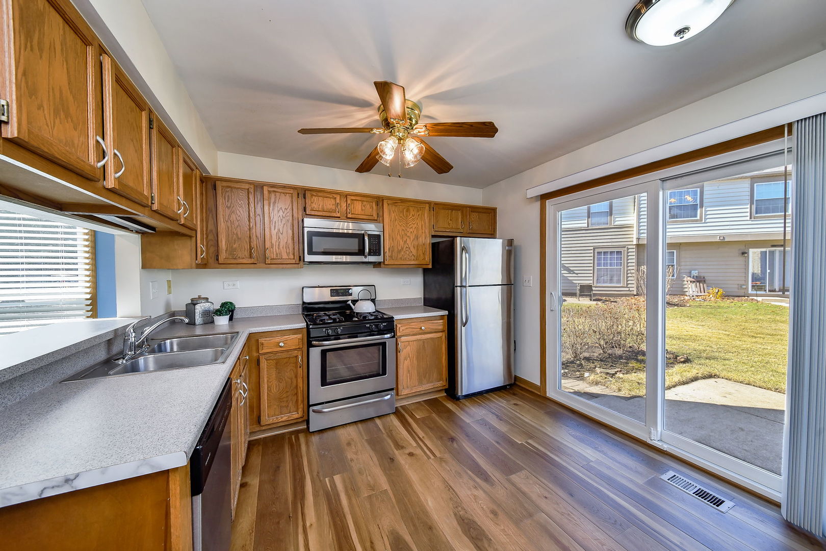 1266 SEABURY Circle, Carol Stream, IL 60188