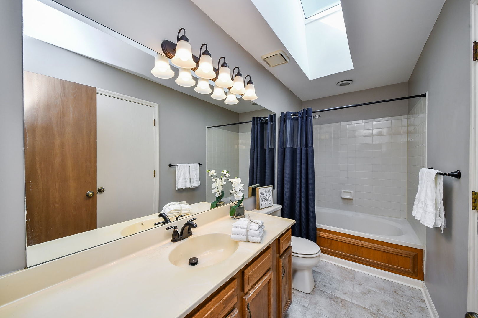 1266 SEABURY Circle, Carol Stream, IL 60188