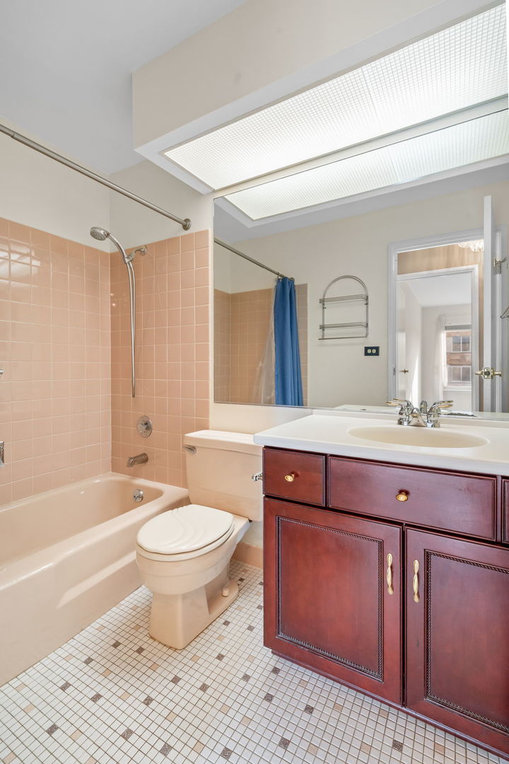 909 E Kenilworth Avenue #321, Palatine, IL 60074