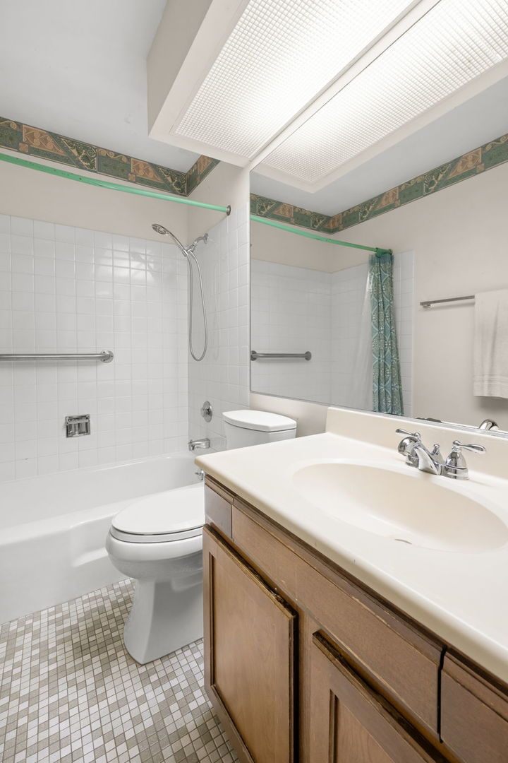 909 E Kenilworth Avenue #321, Palatine, IL 60074