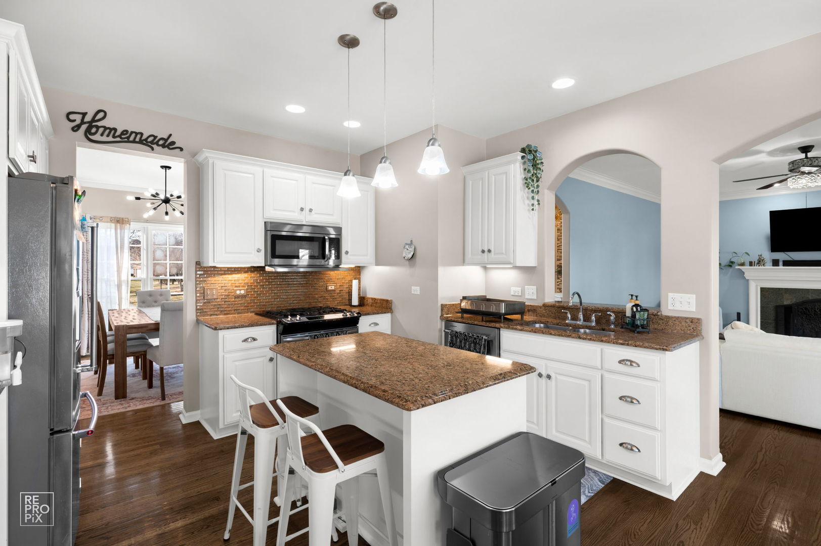 2220 Brookwood Drive, South Elgin, IL 60177