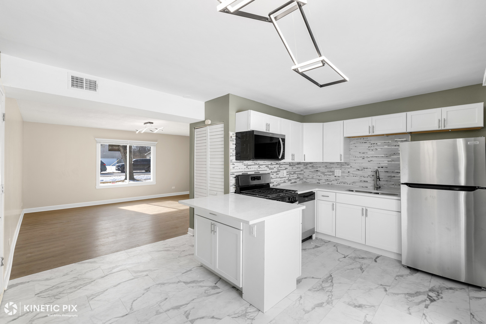 1412 W Broadview Avenue, Crete, IL 60417