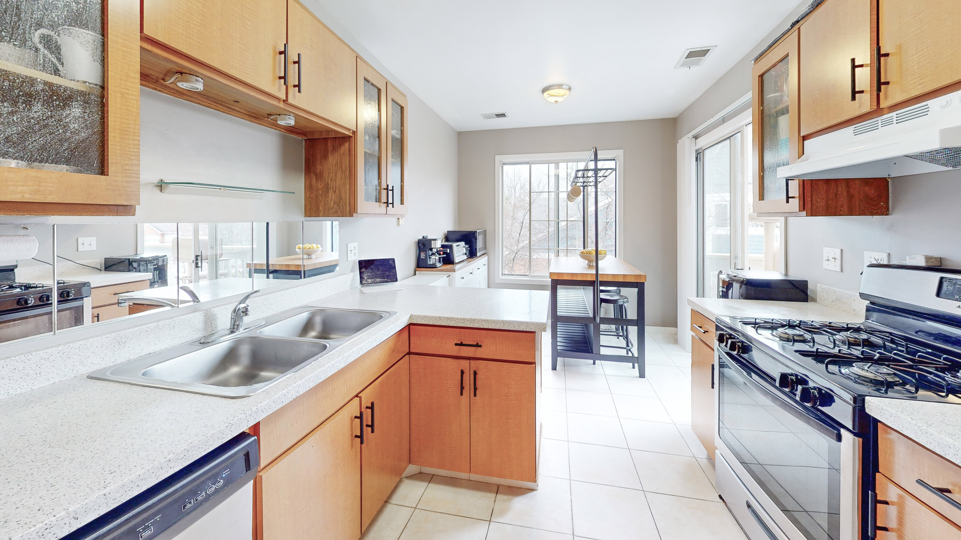 225 Columbia Court #6, Schaumburg, IL 60193