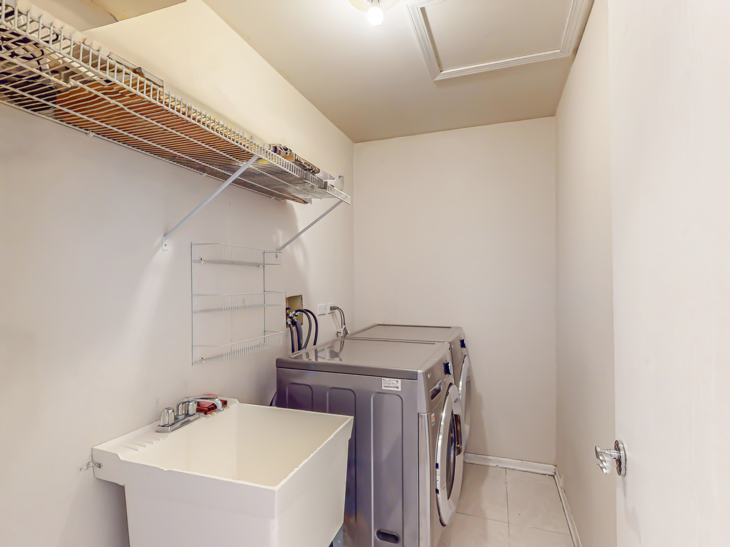 225 Columbia Court #6, Schaumburg, IL 60193