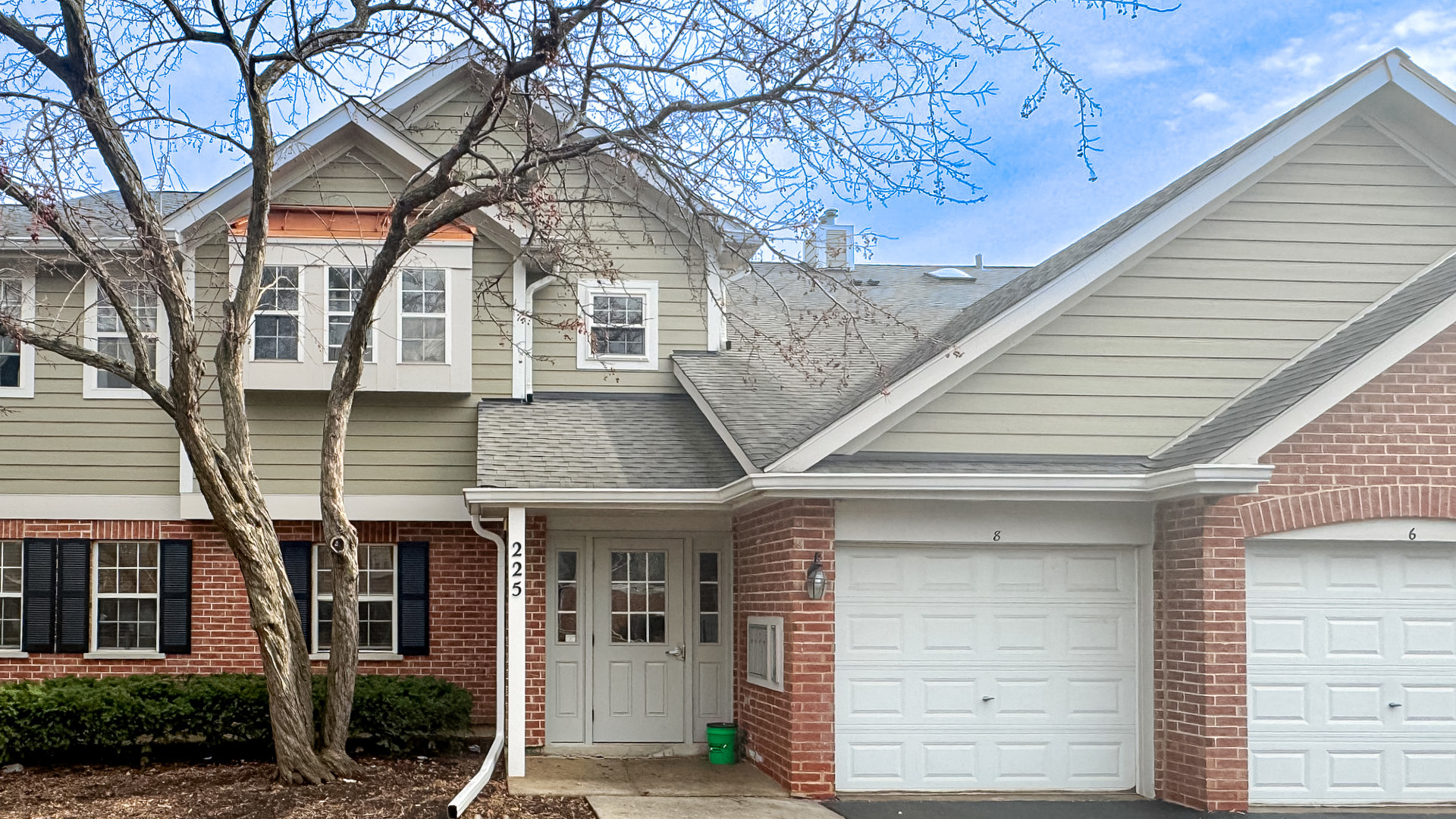 225 Columbia Court #6, Schaumburg, IL 60193