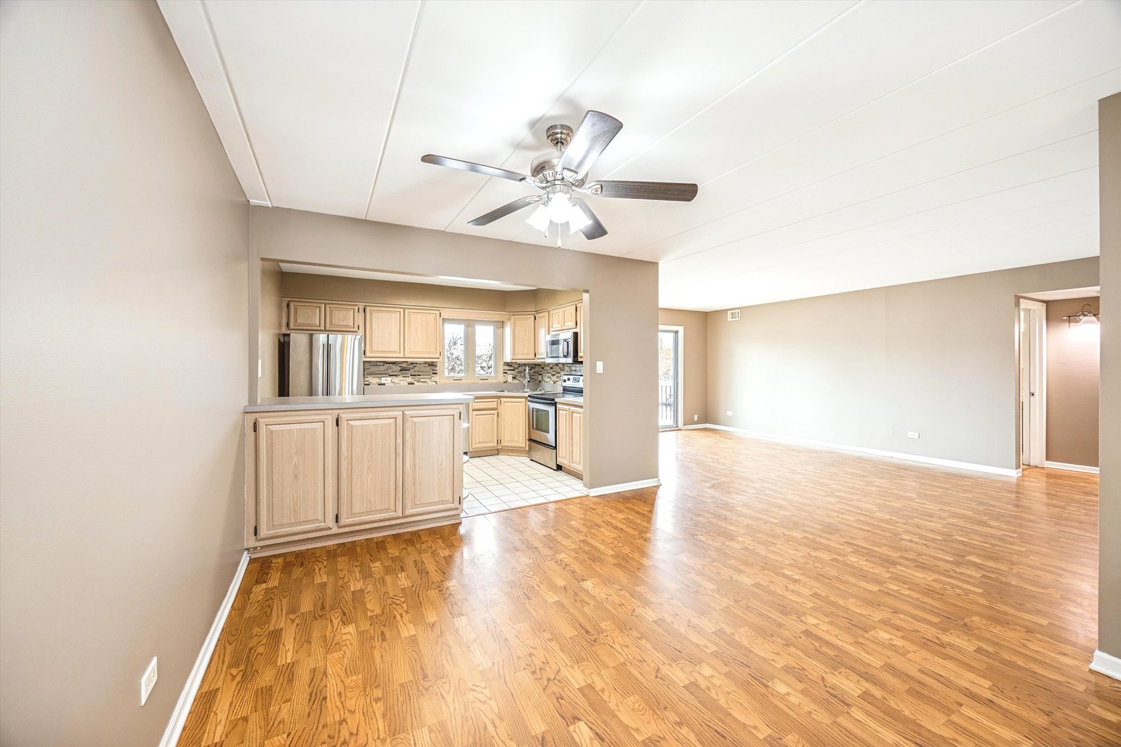 9430 Greenbriar Drive #2H, Hickory Hills, IL 60457