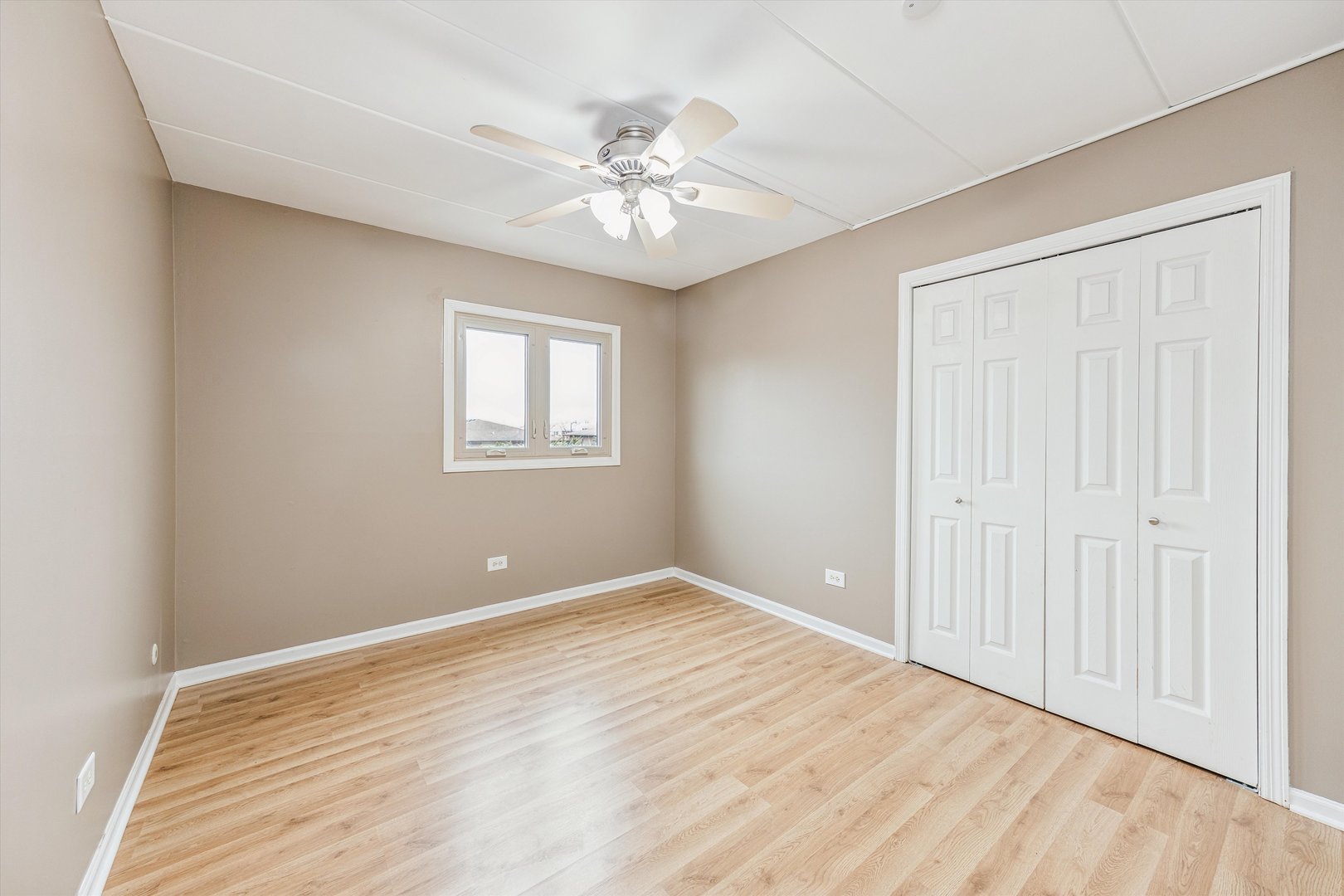 9430 Greenbriar Drive #2H, Hickory Hills, IL 60457