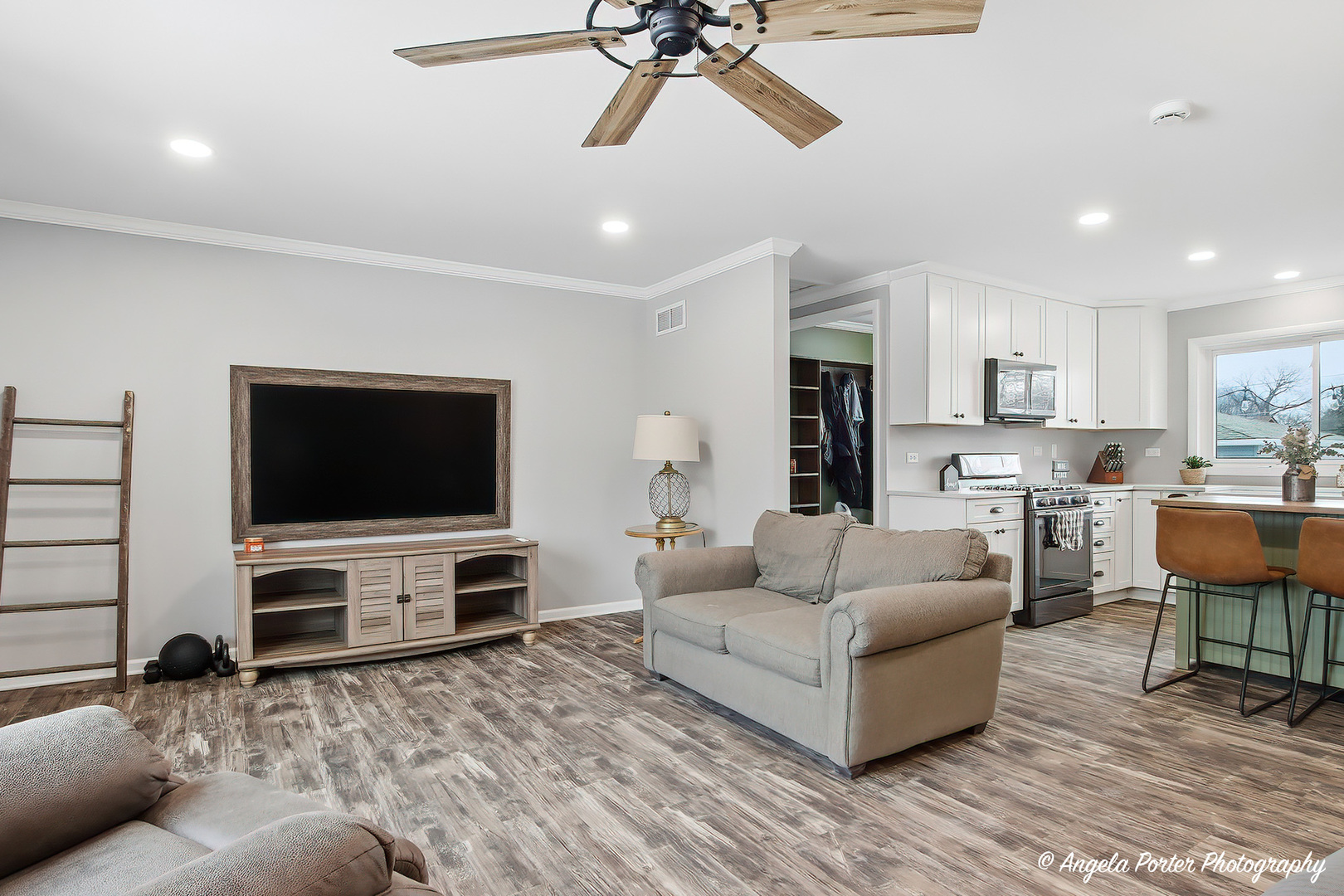 2022 Woodlane Drive, Lindenhurst, IL 60046