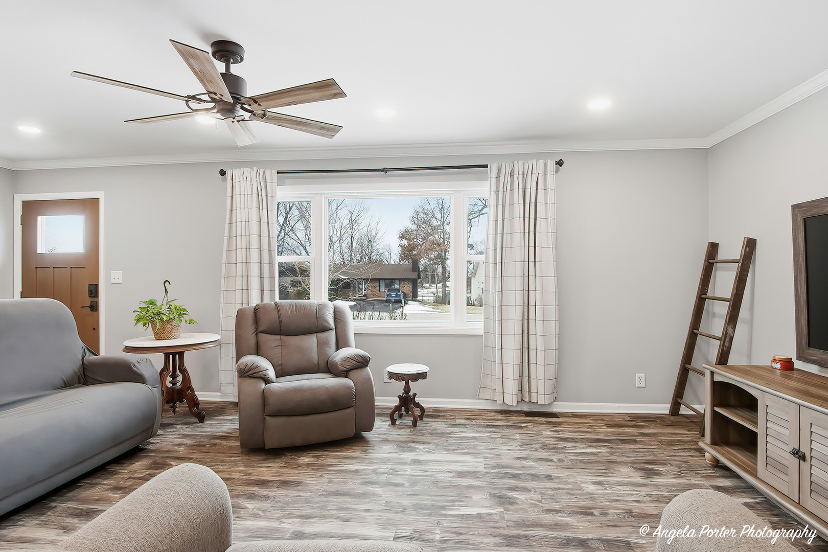 2022 Woodlane Drive, Lindenhurst, IL 60046